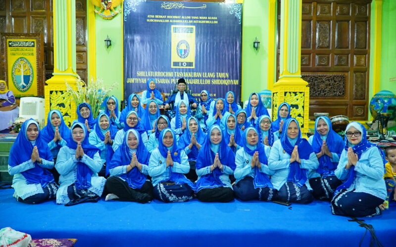 Syekh Moch. Mukhtarullohil Mujtabaa Mu'thi bersama JKPHS