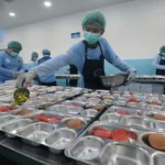 Petugas SPPG mempersiapkan menu MBG