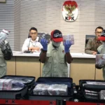 KPK memperlihatkan Barang Bukti