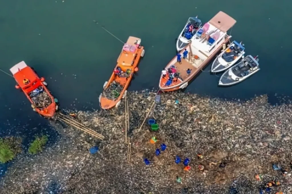 Efisiensi Logistik Maritim Terganggu Akibat Sedimentasi Sampah Muara Angke